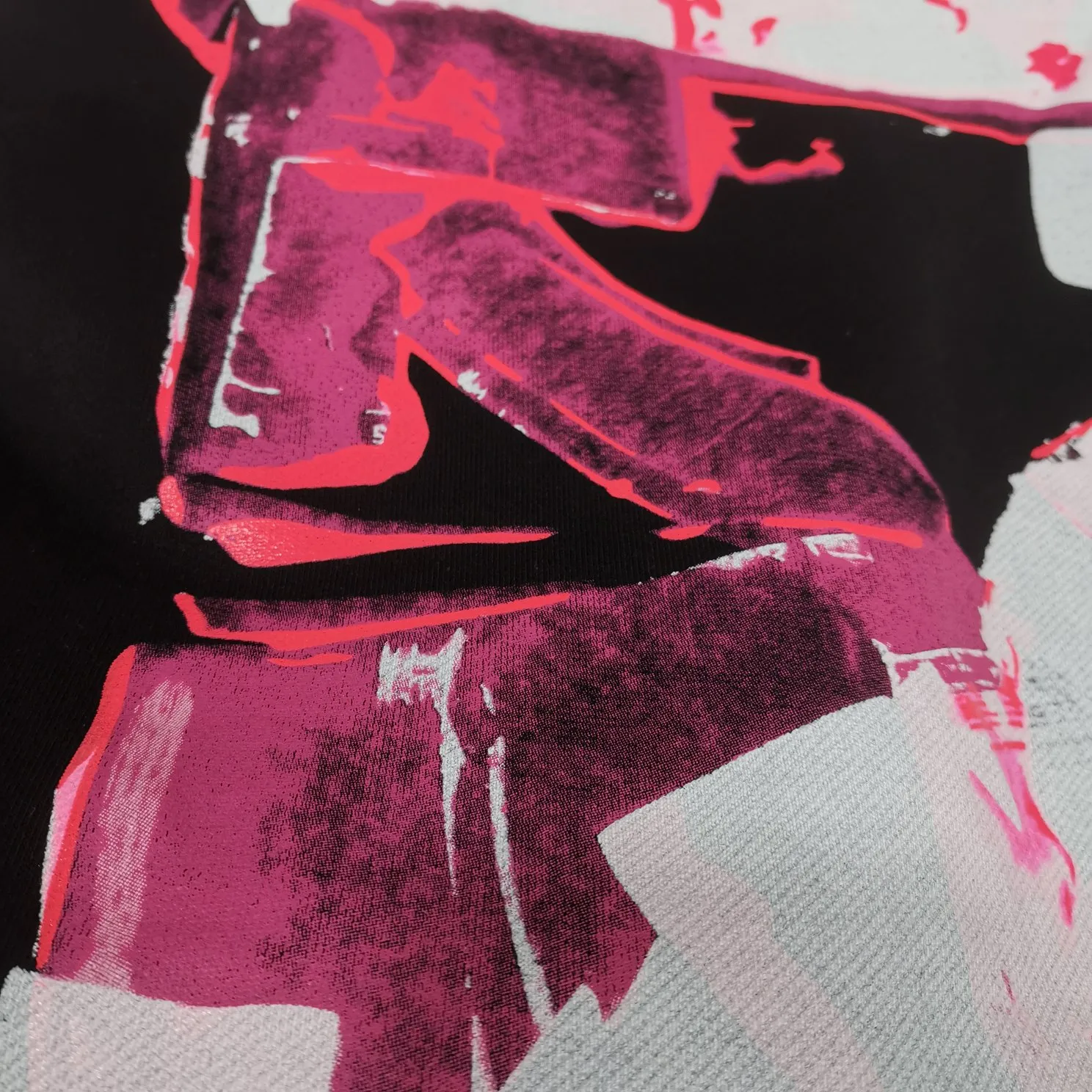 The top tested version OFFWHITE (OW) pink hand-painted graffiti limited edition incomplete arrow hoodie pullover sweatshirt pure cotton loose printing using composite screen printing. Looks like graffiti. The new logo print is simple and clean on the chest. The left and right hands of the portrait click off and white respectively, and there is an extra rose-red paint embellishment. This may be inseparable from the street graffiti culture. The back is the iconic large arrow pattern, black and white contrasting colors, graffiti and wall painting techniques. Every trace is obvious. One of the arrows is painted with rose-red paint. The natural effect of the pigment is smudged, with a feeling of depth and water stains, which is very special. The fabric is made of 460g fish scale terry cotton fabric, which is full of drape and is a big release. Size: XS-L Color: Black P:390